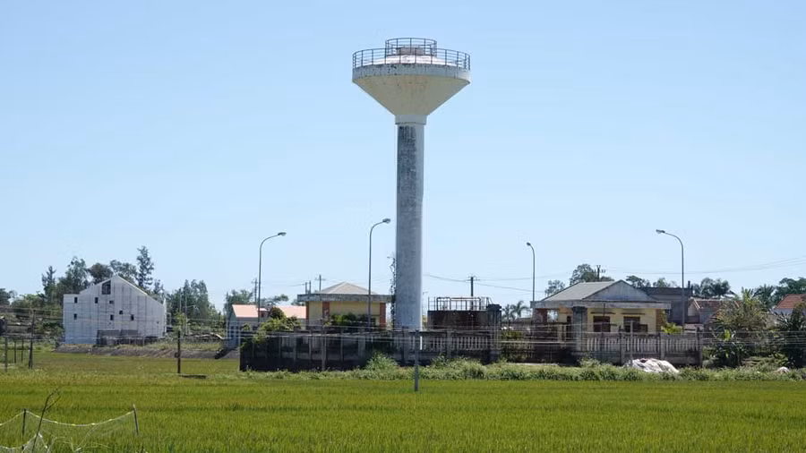 2 công trình nước sạch ở xã Tịnh Long bỏ hoang nhiều năm nay. Ảnh: Phạm Anh