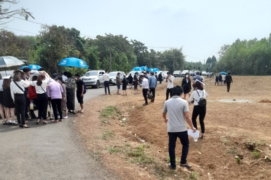 Môi giới bất động sản thiếu chuyên nghiệp khiến cho thị trường rơi vào tình trạng “găm” đất, thổi giá, tạo sốt ảo, gây lũng đoạn thị trường. Ảnh: B.C