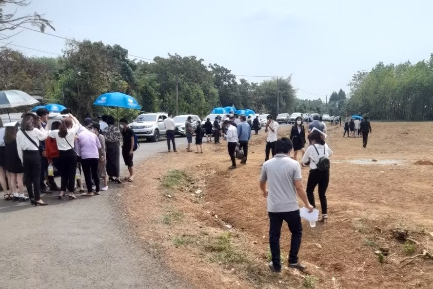 Môi giới bất động sản thiếu chuyên nghiệp khiến cho thị trường rơi vào tình trạng “găm” đất, thổi giá, tạo sốt ảo, gây lũng đoạn thị trường. Ảnh: B.C