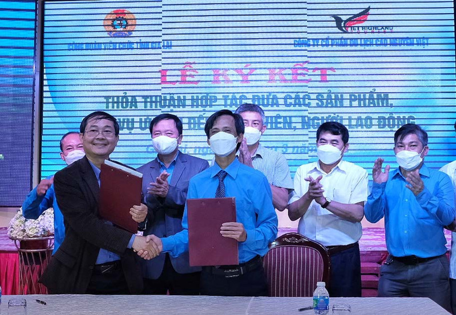 Ký kết thỏa thuận hợp tác. Ảnh: Hoàng Ngọc