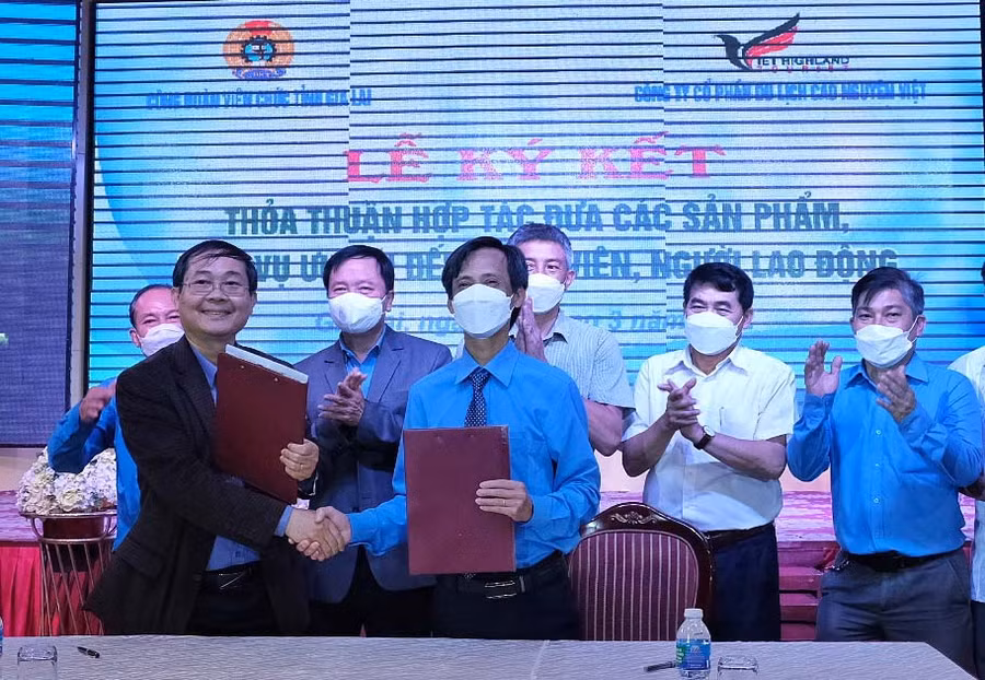 Ký kết thỏa thuận hợp tác. Ảnh: Hoàng Ngọc