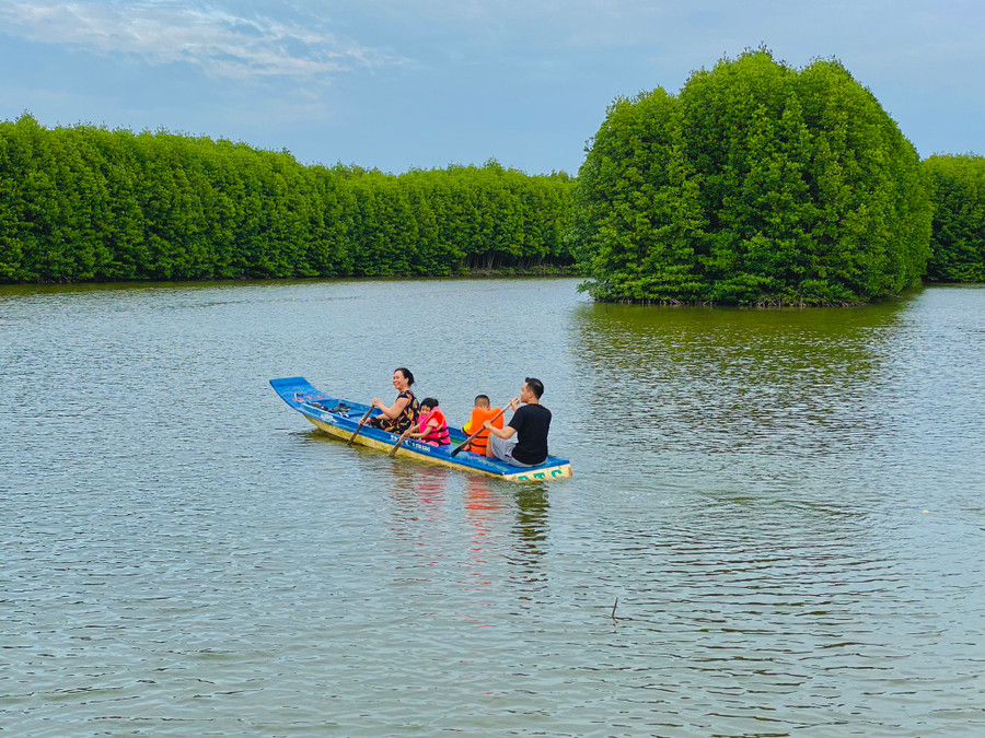 Cánh rừng 9 ha do gia đình thành quản lý, bảo vệ và khai thác nguồn lợi thủy sản. Ảnh: Duy Tân