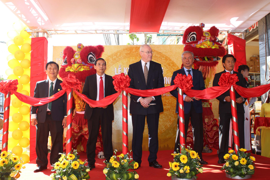 Lãnh đạo Công ty Phú Hưng Life và đại biểu cắt băng khai trương Văn phòng kinh doanh Gia Lai. Ảnh: H.V Lãnh đạo Công ty Phú Hưng Life và đại biểu cắt băng khai trương Văn phòng kinh doanh Gia Lai. Ảnh: H.V