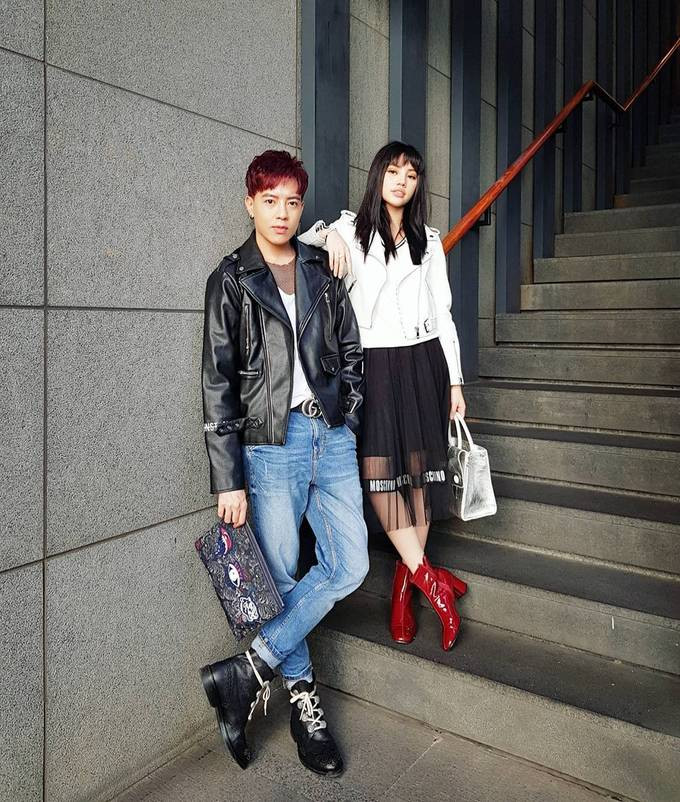  Khác với vẻ phóng khoáng ở set đồ của Hoàng Ku, Mạch Đạt Huy mix chiếc thắt lưng cùng quần jeans cổ điển và áo da khỏe khoắn. 