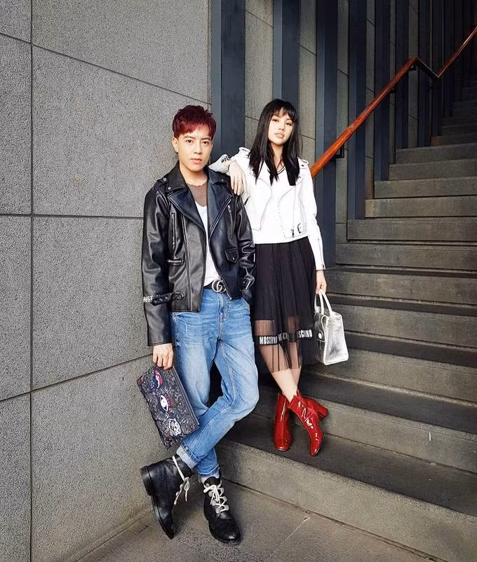  Khác với vẻ phóng khoáng ở set đồ của Hoàng Ku, Mạch Đạt Huy mix chiếc thắt lưng cùng quần jeans cổ điển và áo da khỏe khoắn. 