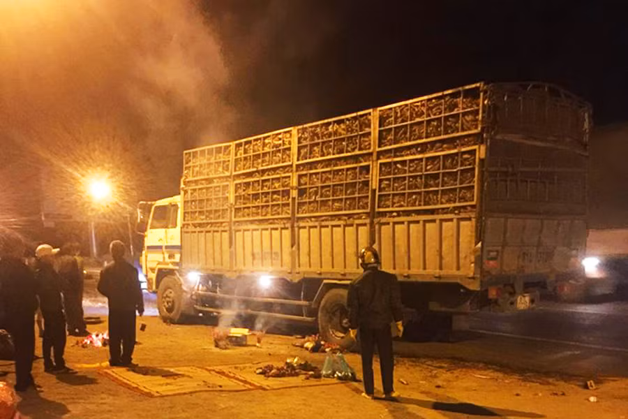 Chiếc xe tải lấn làn đường gây tai nạn nghiêm trọng. Ảnh: Q.H