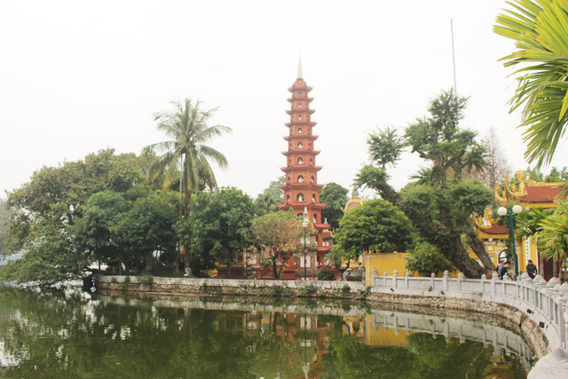 Ngôi chùa tọa lạc trên một hòn đảo nhỏ nằm về phía Đông Hồ Tây thuộc quận Tây Hồ. Cảnh quan nơi đây vừa có nét uy nghiêm cổ kính, vừa có sự nên thơ, nhã nhặn của vườn cây xanh tươi và hồ nước mênh mang trước chùa. Chính vì vẻ đẹp này mà vào cuối năm 2016, chùa Trấn Quốc được trang Thrillist uy tín bình chọn là một trong những ngôi chùa đẹp nhất thế giới.