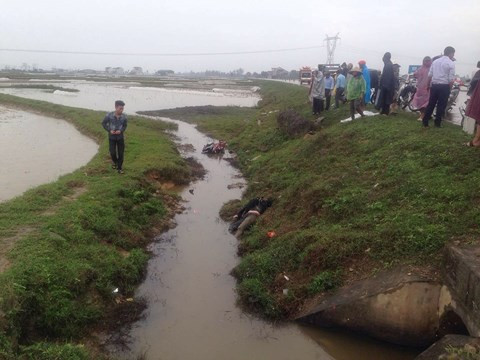 Thi thể nam thanh niên được người dân phát hiện nằm dưới mương nước. Thi thể nam thanh niên được người dân phát hiện nằm dưới mương nước.