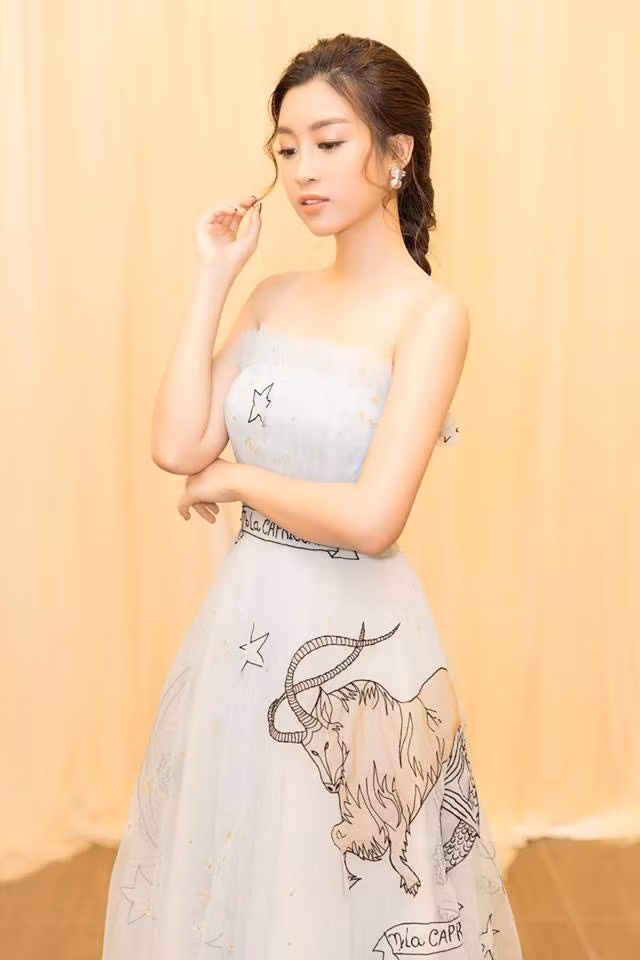 Với lối trang điểm và kiểu tóc nhẹ nhàng, Mỹ Linh như công chúa bước ra từ truyện cổ tích