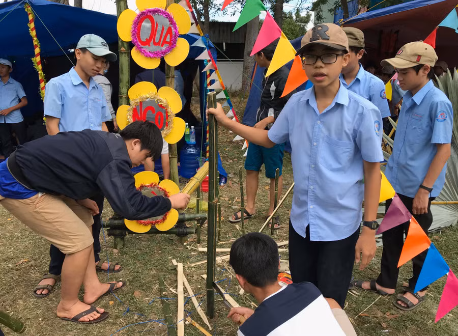 Các em học sinh thi đua cắm trại đẹp. Ảnh: Đ.P