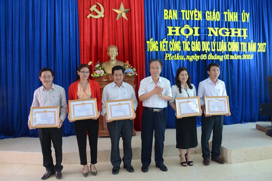  Tặng giấy khen cho các tập thể và các nhân. Ảnh: Vĩnh Hoàng