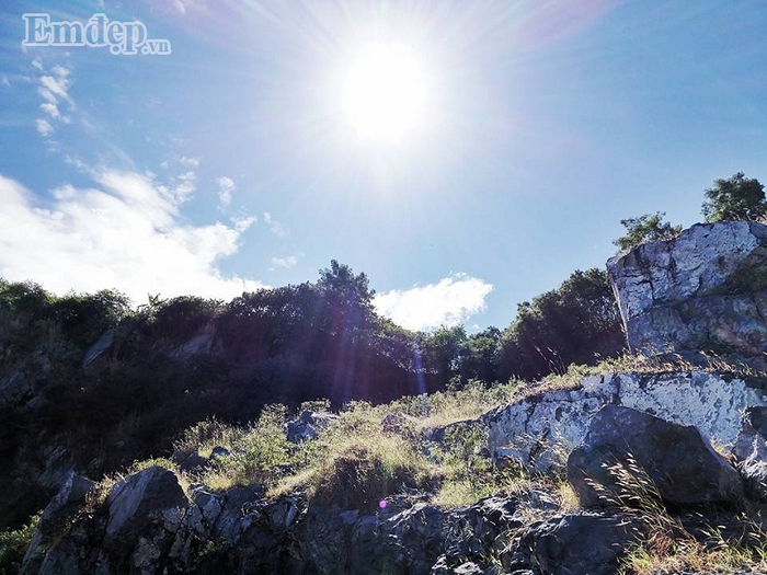 Dẫu vậy, ngọn núi này cũng không thiếu những cung đường đầy cam go. Dẫu vậy, ngọn núi này cũng không thiếu những cung đường đầy cam go.