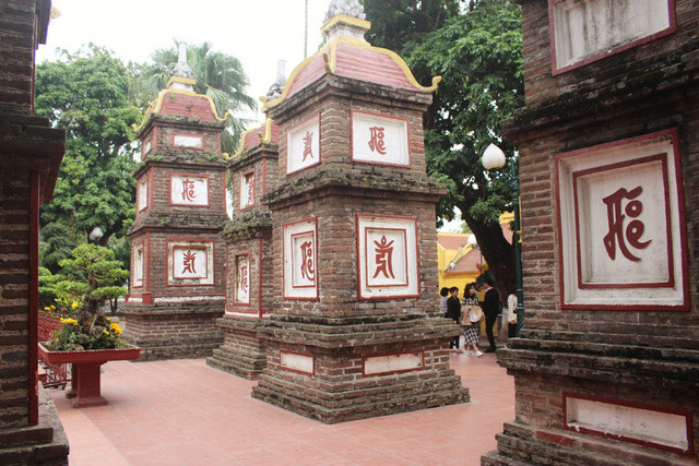 Trấn Quốc được xem là ngôi chùa lâu đời nhất ở Hà Nội khi có lịch sử lên đến 1500 năm. Trải qua bao thăng trầm của thời gian, nơi đây vẫn vẹn nguyên dáng hình thuở xưa, gợi nhắc nhiều giá trị về tâm linh, lịch sử lẫn kiến trúc. Đây cũng là một trong những điểm thu hút đông đảo khách du lịch khi đến Thủ đô.