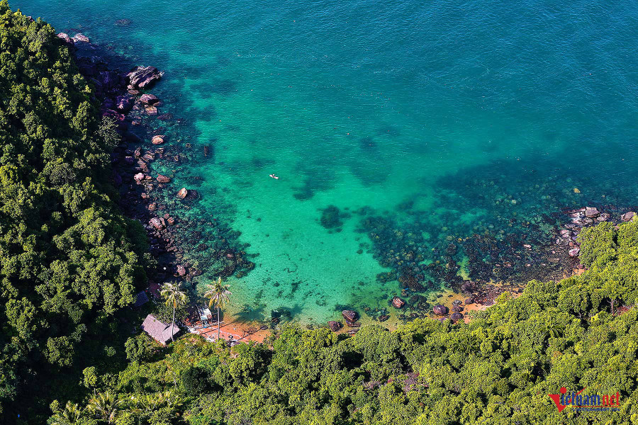  Bãi biển dưới chân đảo Hòn Thơm vẫn còn khá hoang sơ với mặt nước trong vắt thấp thoáng những hòn đá xếp ngang dọc dưới làn nước.