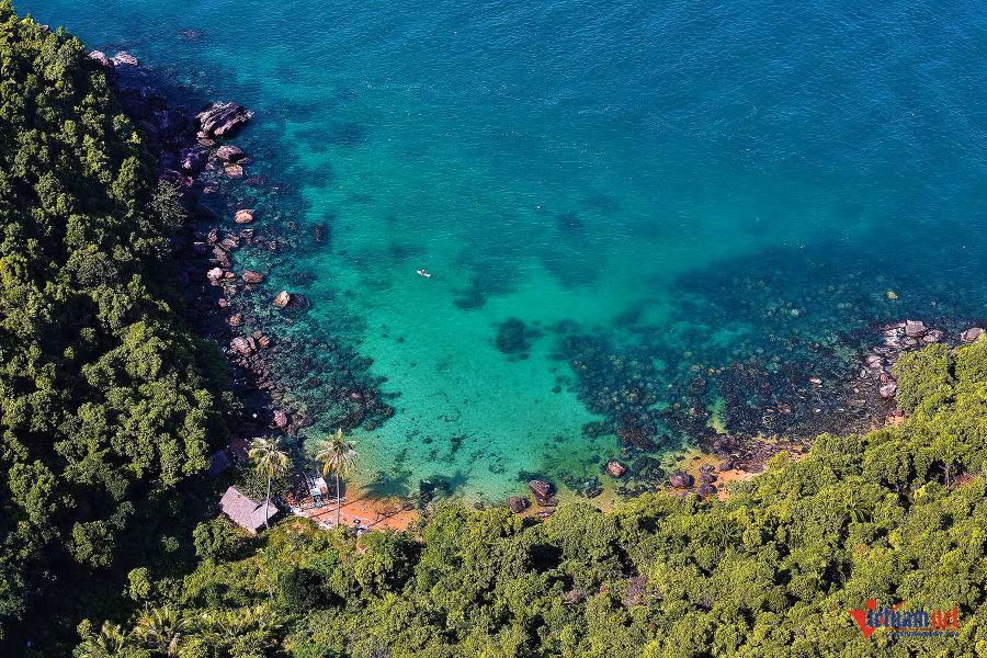  Bãi biển dưới chân đảo Hòn Thơm vẫn còn khá hoang sơ với mặt nước trong vắt thấp thoáng những hòn đá xếp ngang dọc dưới làn nước.