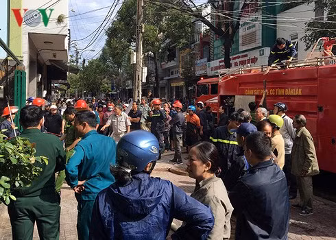 Lực lượng PCCC có mặt tại hiện trường khống chế đám cháy.