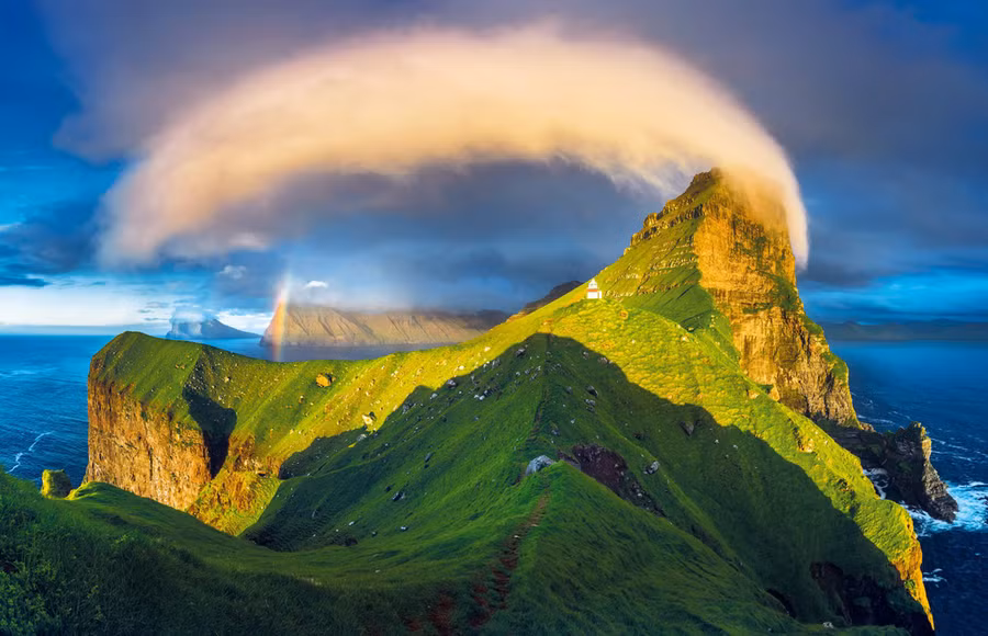 Nhiếp ảnh gia người Ba Lan Wojciech Kruczynski gọi tên bức ảnh một áng mây vàng ở đảo Faroe là 