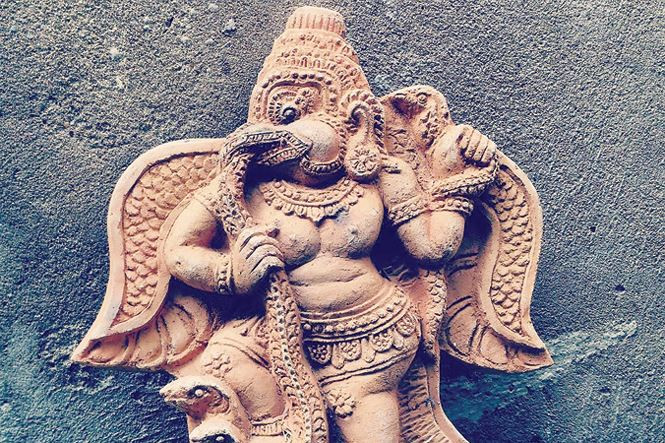 Chim thần Garuda đạp rắn Naga trong Hindu giáo, một phù điêu từ bàn tay anh Nắng với thông điệp của sự sống vượt lên cái chết, và niềm tin cái thiện thắng cái ác. Chim thần Garuda đạp rắn Naga trong Hindu giáo, một phù điêu từ bàn tay anh Nắng với thông điệp của sự sống vượt lên cái chết, và niềm tin cái thiện thắng cái ác.