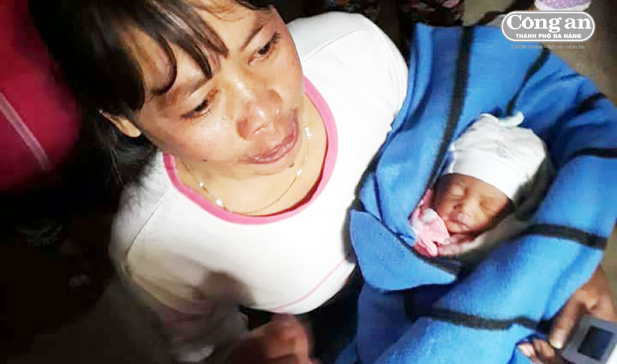 Cháu bé sơ sinh đang được chị Hải chăm sóc.