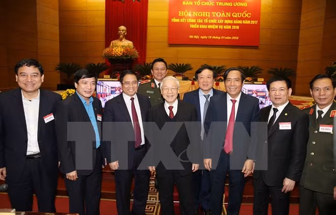 Tổng Bí thư Nguyễn Phú Trọng chụp ảnh chung với các đại biểu dự hội nghị. 