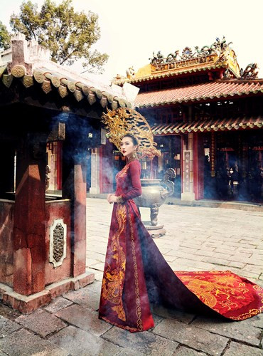 Trên tổng thể thiết kế có đến 5 con rồng lượn bay trên nền vải sử dụng chất liệu gấm được in họa tiết ẩn cực kỳ sang trọng và không kém phần tinh tế. Trên tổng thể thiết kế có đến 5 con rồng lượn bay trên nền vải sử dụng chất liệu gấm được in họa tiết ẩn cực kỳ sang trọng và không kém phần tinh tế.