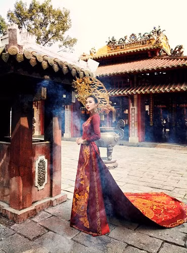 Trên tổng thể thiết kế có đến 5 con rồng lượn bay trên nền vải sử dụng chất liệu gấm được in họa tiết ẩn cực kỳ sang trọng và không kém phần tinh tế. Trên tổng thể thiết kế có đến 5 con rồng lượn bay trên nền vải sử dụng chất liệu gấm được in họa tiết ẩn cực kỳ sang trọng và không kém phần tinh tế.