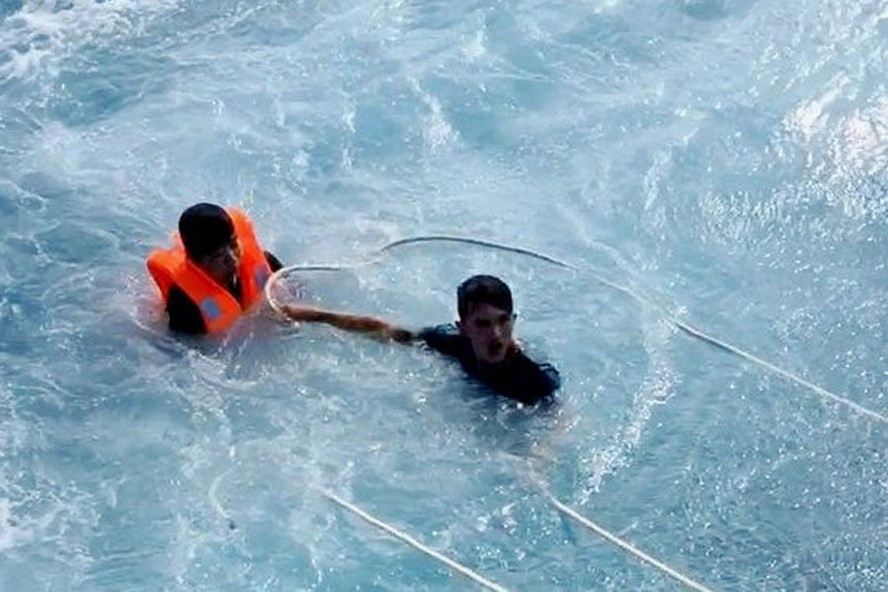 Trần Thanh Ron đang tiếp cận ngư dân bị nạn.