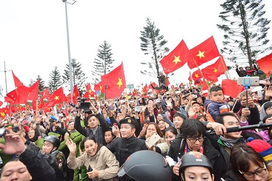  Xe chở đội tuyển vào trung tâm thành phố rất khó khăn trước sự chào đón của người hâm mộ ở hai bên đường. Đến 17g20 vẫn còn trên đường đi. 