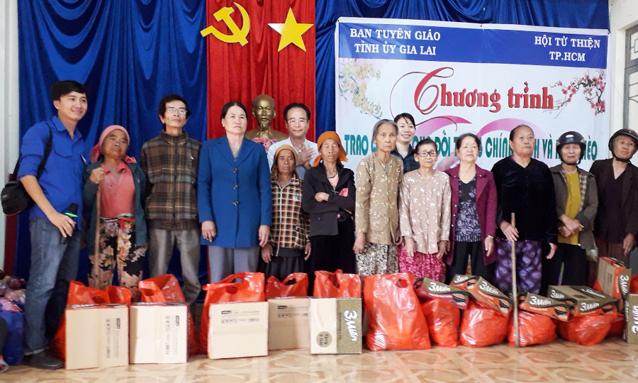 Tặng quà tết cho các gia đình chính sách trên địa bàn xã Ia Le. Ảnh: Đinh Thị Hoan  Tặng quà tết cho các gia đình chính sách trên địa bàn xã Ia Le. Ảnh: Đinh Thị HOan