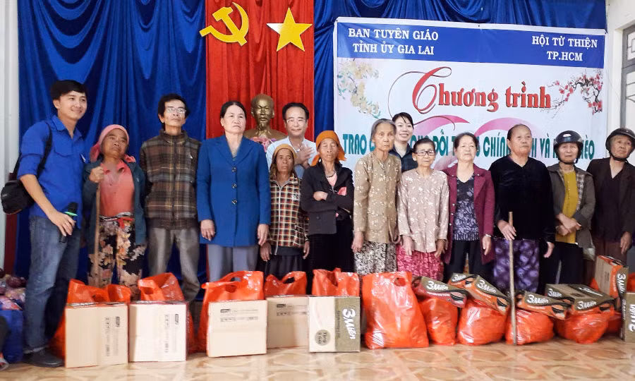  Tặng quà tết cho các gia đình chính sách trên địa bàn xã Ia Le. Ảnh: Đinh Thị HOan