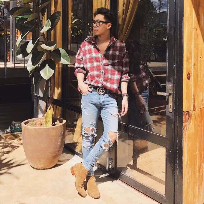 Không chỉ được lòng các sao nữ, kiểu thắt lưng cổ điển này cũng trở thành item ưa thích của nhiều fashionisto như stylist Hoàng Ku, stylist Mạch Đạt Huy...