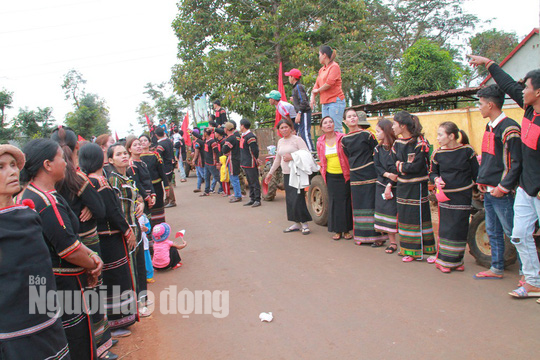  Già, trẻ, gái, trai ra đầu buôn đón người con đã làm rạng danh buôn làng
