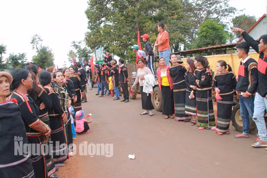  Già, trẻ, gái, trai ra đầu buôn đón người con đã làm rạng danh buôn làng