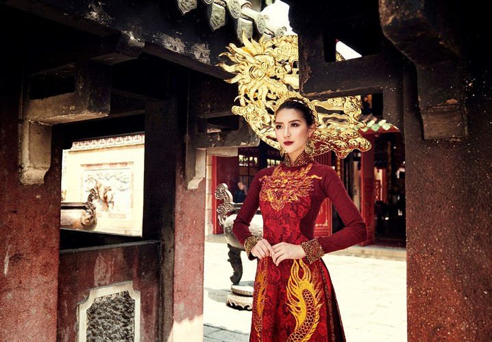 Vì thực hiện bộ quốc phục cho một người đẹp “đem chuông đi đánh xứ người” nên công sức và tâm huyết của NTK Phạm Sĩ Toàn cũng như ekip đặt rất nhiều kỳ vọng. Vì thực hiện bộ quốc phục cho một người đẹp “đem chuông đi đánh xứ người” nên công sức và tâm huyết của NTK Phạm Sĩ Toàn cũng như ekip đặt rất nhiều kỳ vọng.