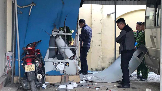 Cây ATM bị Thành và Hiệp cài mìn phá hủy. Cây ATM bị Thành và Hiệp cài mìn phá hủy.