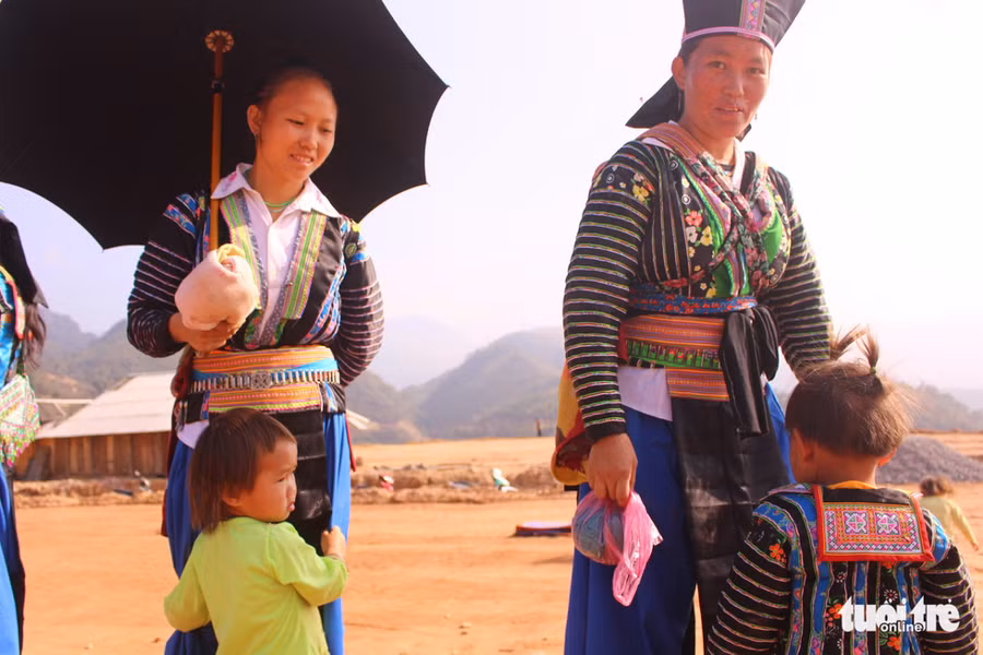  Các con ngoan đừng đòi mẹ nhé, nhường cho hai em ngủ trên lưng mẹ