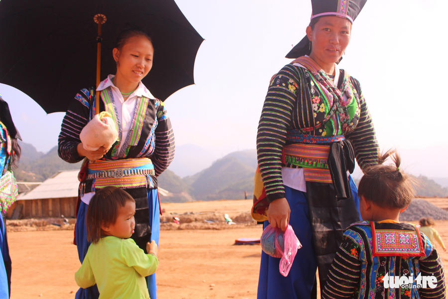  Các con ngoan đừng đòi mẹ nhé, nhường cho hai em ngủ trên lưng mẹ