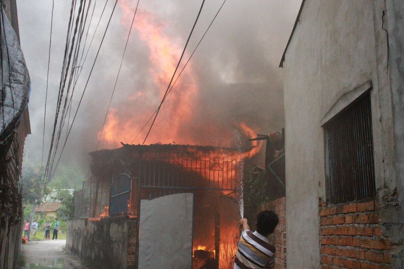 Ông Tâm dùng xăng đốt, căn nhà bốc cháy dữ dội.