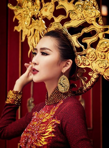 Bên cạnh đó, điểm nhấn khác của bộ trang phục là chiếc mấn vàng trị giá hơn 2.000 USD. Bên cạnh đó, điểm nhấn khác của bộ trang phục là chiếc mấn vàng trị giá hơn 2.000 USD.