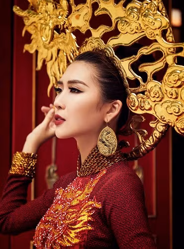 Bên cạnh đó, điểm nhấn khác của bộ trang phục là chiếc mấn vàng trị giá hơn 2.000 USD. Bên cạnh đó, điểm nhấn khác của bộ trang phục là chiếc mấn vàng trị giá hơn 2.000 USD.