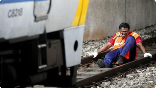 Ông Rathakrishnan Velu có thể dùng răng kéo một… đoàn tàu nặng 260,8 tấn