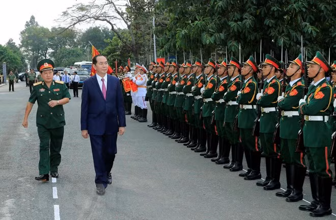 Chủ tịch nước Trần Đại Quang duyệt đội danh dự Quân đoàn 4. 