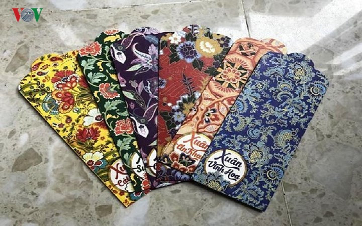 Anh Phạm Văn Tuyên, nhân viên marketing của một cơ sở sản xuất phong bao lì xì tại Hà Nội cho biết, năm nay các nhà sản xuất đều tập trung vào mẫu mã đa dạng, độc đáo và phù hợp với nhiều đối tượng. Với người lớn tuổi thường, những mẫu có in tranh Đông Hồ, lời chúc truyền thống hoặc dạng phong bao đơn giản nhưng chất liệu đẹp, sang. Các bạn trẻ thích mới lạ nên chọn mẫu có những câu nói phổ biến theo phong cách "teen", hoặc lời chúcthể hiện được cá tính, bản sắc riêng của người tặng và được tặng. Anh Phạm Văn Tuyên, nhân viên marketing của một cơ sở sản xuất phong bao lì xì tại Hà Nội cho biết, năm nay các nhà sản xuất đều tập trung vào mẫu mã đa dạng, độc đáo và phù hợp với nhiều đối tượng. Với người lớn tuổi thường, những mẫu có in tranh Đông Hồ, lời chúc truyền thống hoặc dạng phong bao đơn giản nhưng chất liệu đẹp, sang. Các bạn trẻ thích mới lạ nên chọn mẫu có những câu nói phổ biến theo phong cách