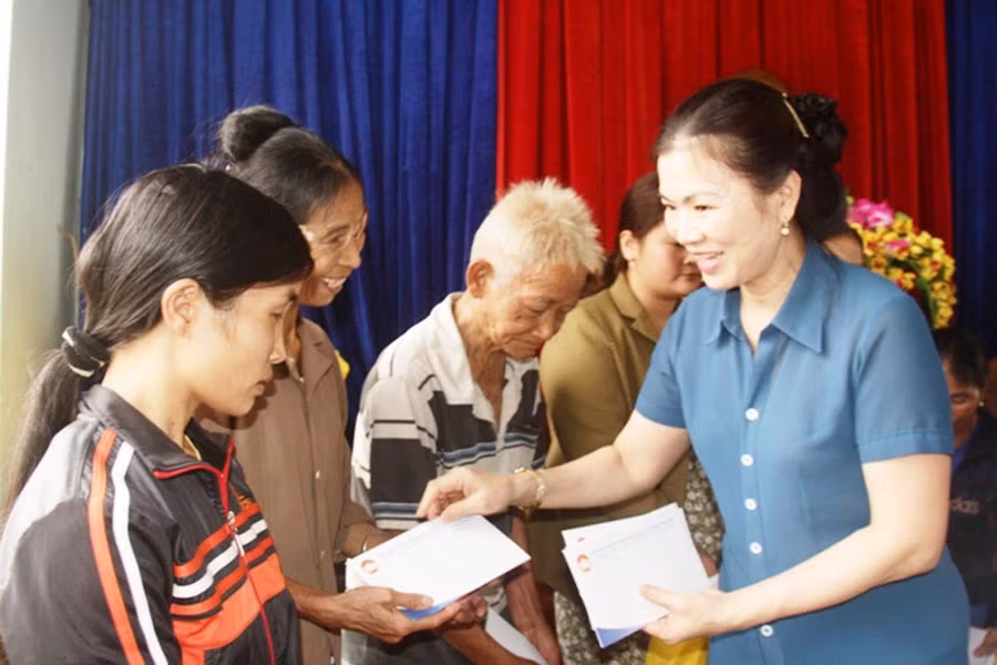  Phó Chủ tịch Trương Thị Ngọc Ánh tặng quà Tết cho các hộ nghèo tại huyện Ia Grai. Ảnh: P.Hưởng