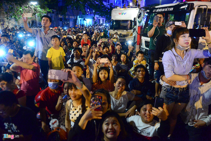 Xung quanh bà Bé có hàng ngàn người đón xem. Thỉnh thoảng lại có tiếng ồ lên trầm trồ khen ngợi.