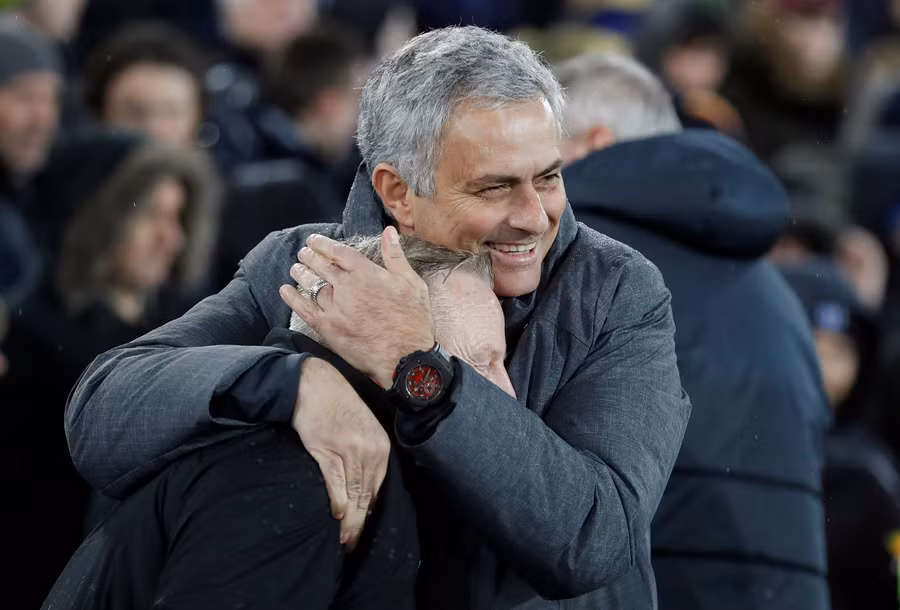 Niềm vui của HLV Mourinho khi M.U đá bại Everton. Ảnh: REUTERS