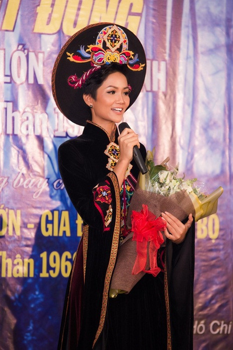 Tại sự kiện, H'Hen Niê thay hai bộ áo dài kiểu dáng khác nhau, nhưng đều tạo điểm nhấn ở chi tiết thêu hoa văn cầu kỳ. 