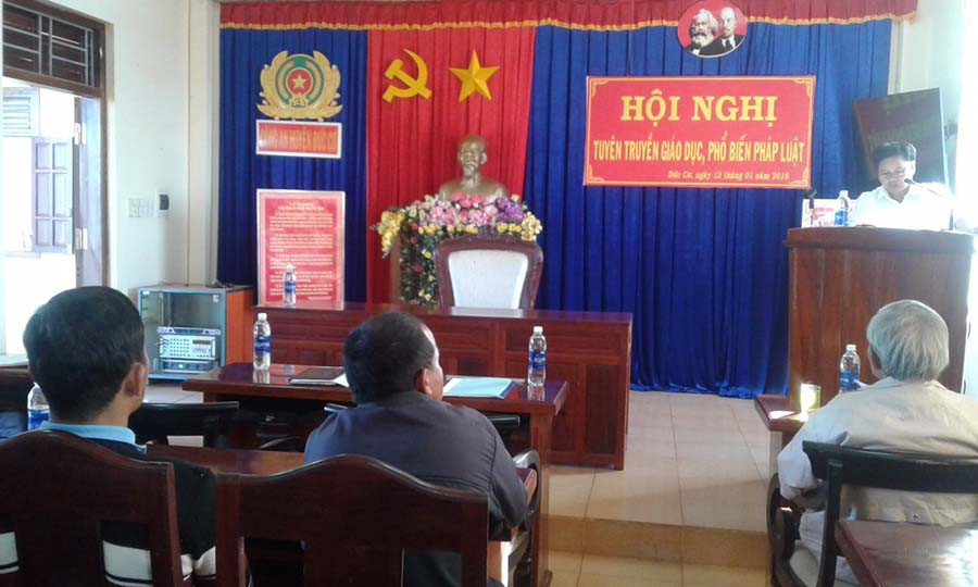  Công an huyện Đức Cơ tuyên truyền phổ biến pháp luật. Ảnh: Lê Văn Châu
