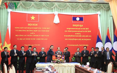 Bộ trưởng Tô Lâm và Bộ trưởng Somkeo Silavonge ký Kế hoạch hợp tác năm 2018 giữa hai Bộ. Bộ trưởng Tô Lâm và Bộ trưởng Somkeo Silavonge ký Kế hoạch hợp tác năm 2018 giữa hai Bộ.