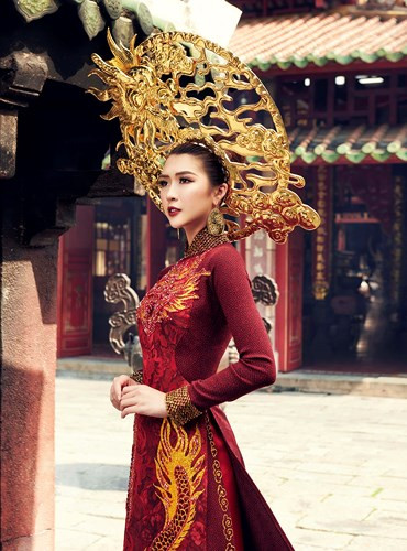 Ngoài ra, những họa tiết trên áo được xử lý đính kết đá pha lê tiệp làm nổi bật và tạo nên điểm nhấn cần thiết cho bộ quốc phục. Ngoài ra, những họa tiết trên áo được xử lý đính kết đá pha lê tiệp làm nổi bật và tạo nên điểm nhấn cần thiết cho bộ quốc phục .